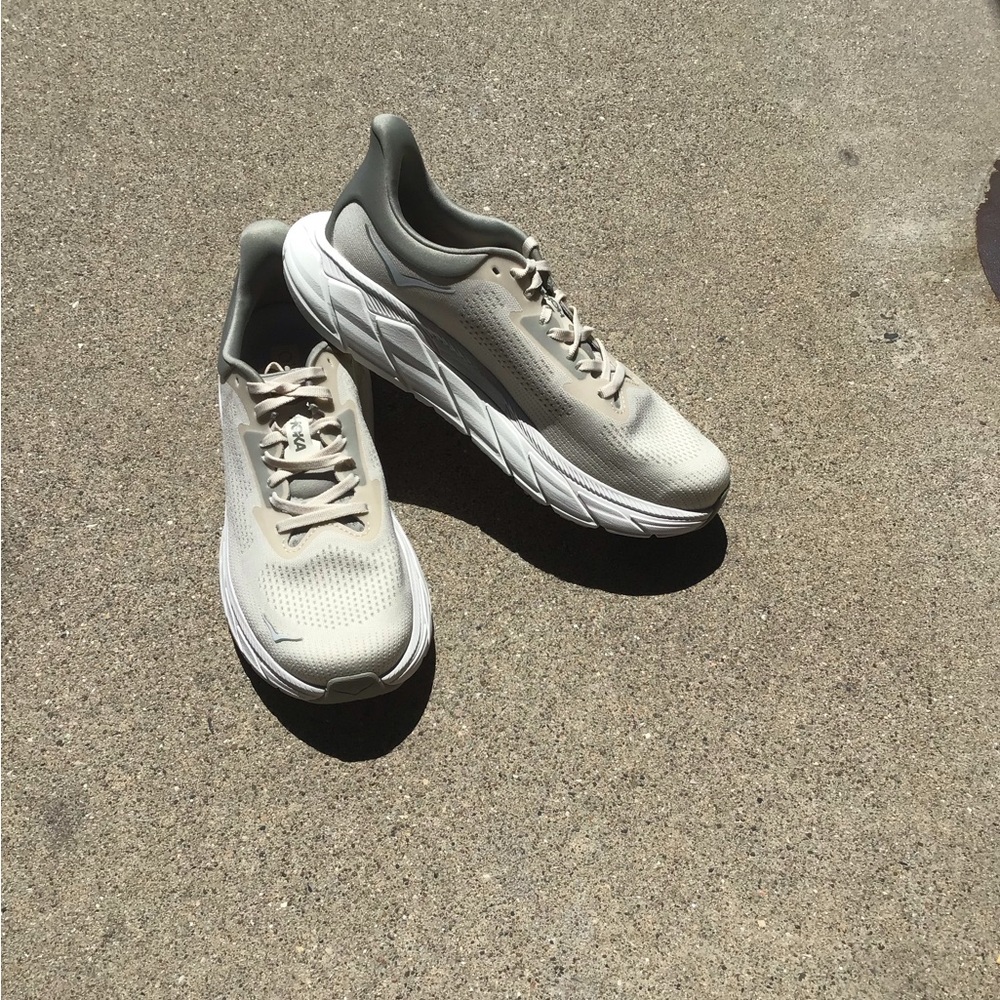 Hoka One One Arahi 7 Men's Athletic Shoes in Light Beige and White